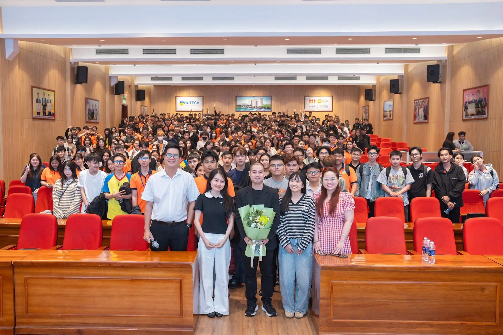 Sinh viên HUTECH cùng đội ngũ HR1Vietnam tại chương trình đào tạo thực tế