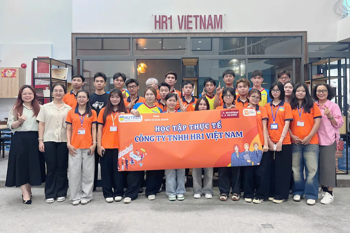 Sinh viên HUTECH tham gia Company Tour tại HR1Vietnam
