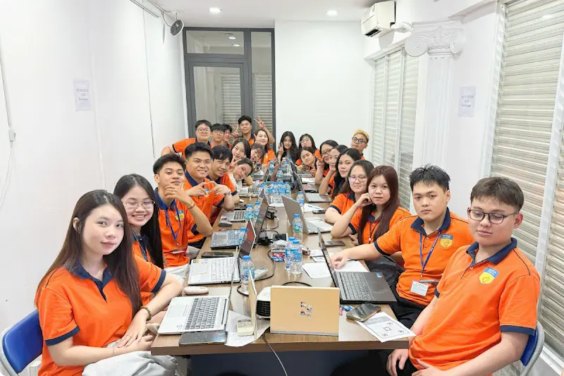 Sinh viên HUTECH thực hành nghiệp vụ trên máy tính