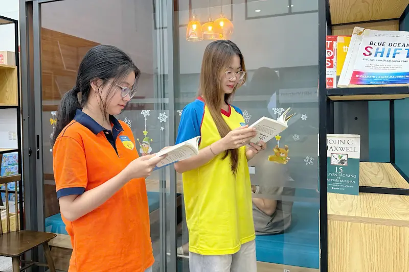 Sinh viên khám phá không gian học tập và đọc sách tại HR1Vietnam