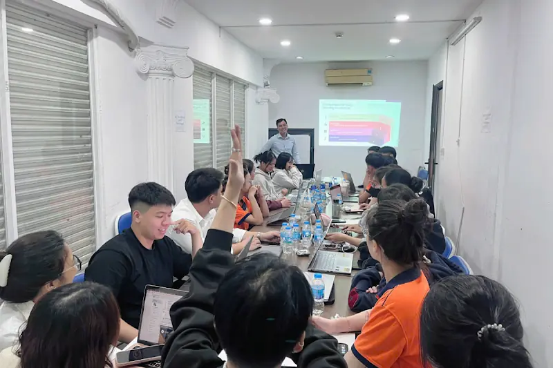 Sinh viên HUTECH thực hành và trao đổi trong buổi đào tạo tại HR1Vietnam