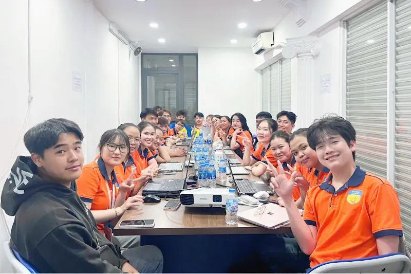 Sinh viên HUTECH làm việc nhóm trong chương trình thực tế